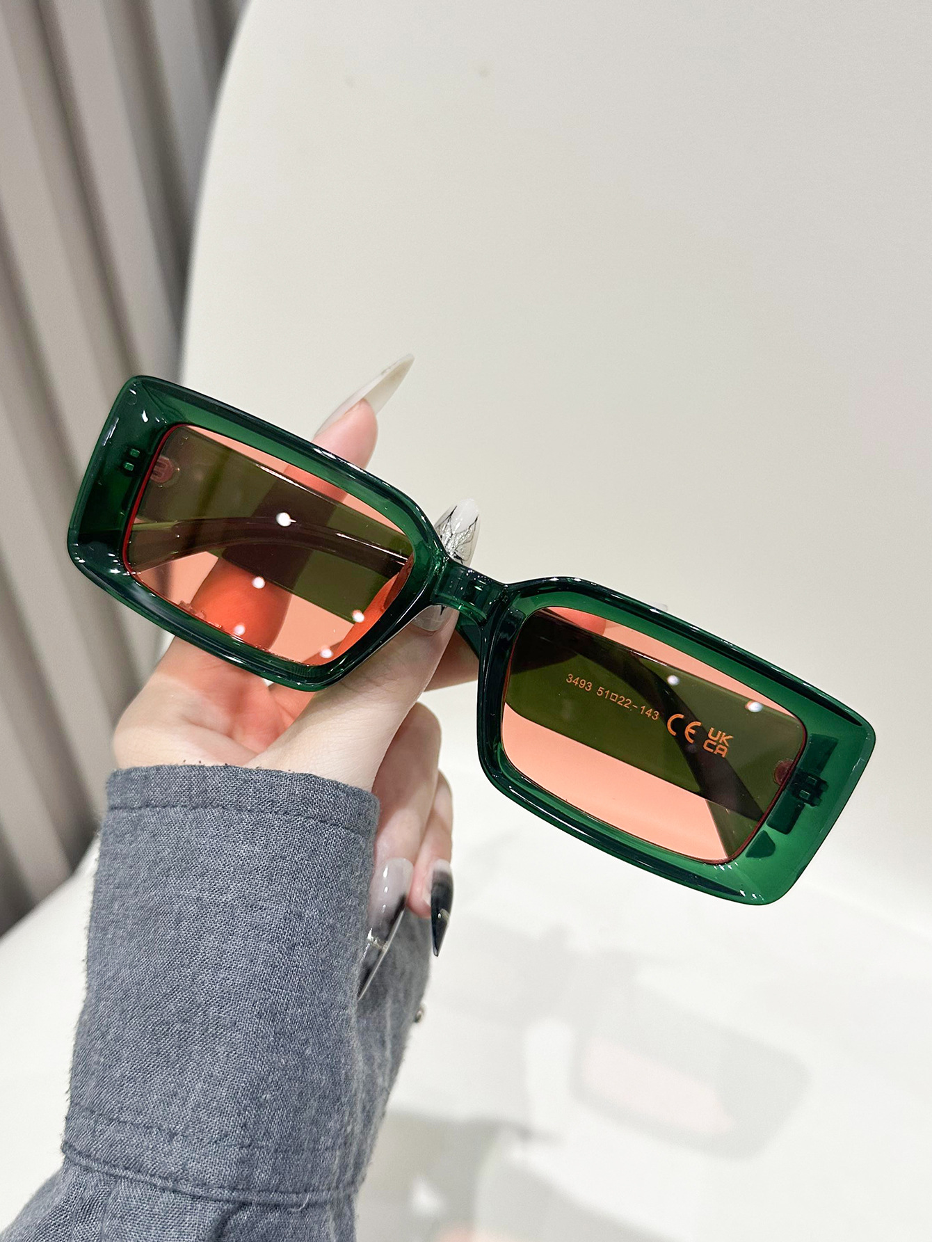 Retro Tortoiseshell Rectangle Sunglasses - Image 2